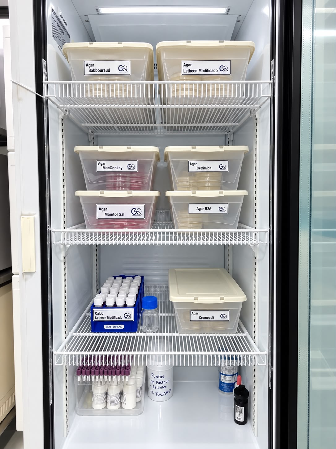 Materiales y medios de cultivo almacenados en el laboratorio.